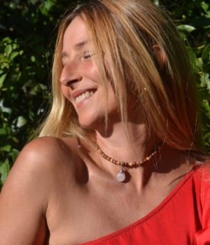 Un collier ras du cou Esther en bois et quartz, montrant les détails des pierres naturelles et des essences de bois précieux.