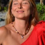 Gros plan sur les perles en bois et quartz rose du collier Margaux, montrant les détails et la finition artisanale.