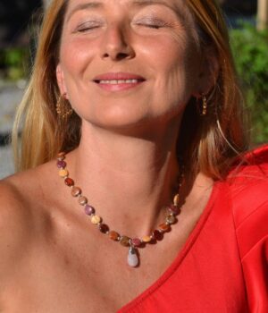 Gros plan sur les perles en bois et quartz rose du collier Margaux, montrant les détails et la finition artisanale.