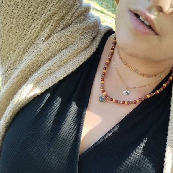 Collier triple Labradorite et bois Rosita porté par un mannequin, mettant en avant l'élégance naturelle des trois éléments distincts du collier.