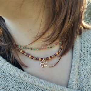 Collier double Maélane en bois et pierres naturelles, design moderne avec chaînette dorée et perles colorées.