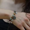 Découvrez la texture unique et les nuances naturelles du bracelet jonc bois labradorite Samia, une pièce artisanale élégante.