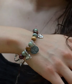 Découvrez la texture unique et les nuances naturelles du bracelet jonc bois labradorite Samia, une pièce artisanale élégante.