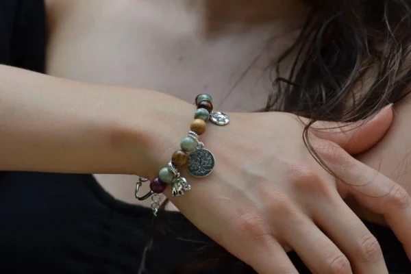 Découvrez la texture unique et les nuances naturelles du bracelet jonc bois labradorite Samia, une pièce artisanale élégante.