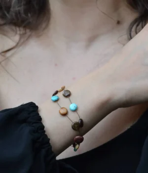 Bracelet Myra en bois et turquoise avec perles naturelles pour un look chic et respectueux de l’environnement.