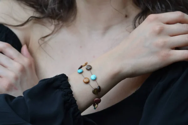 Bracelet Myra en bois et turquoise avec perles naturelles pour un look chic et respectueux de l’environnement.