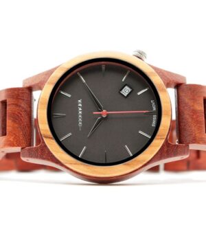 Vue rapprochée du bracelet interchangeable en bois et cuir marron, conçu pour un look personnalisé.