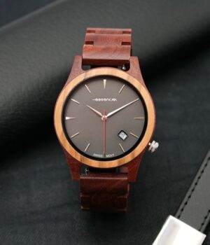 Une montre en bois pour homme avec un boîtier bicolore en noyer et palissandre, cadran sport et aiguilles rouges.