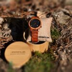 Montre en bois pour homme avec boîtier en noyer et palissandre de 42 mm.