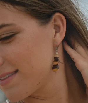 Boucles d’oreilles bicolores en bois de palissandre, trois perles rondes artisanales et fermoir argenté.