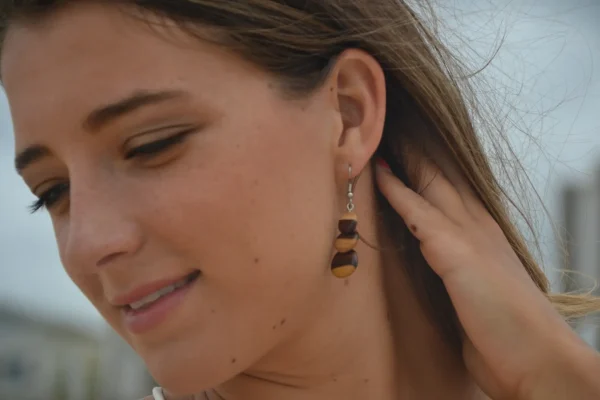 Boucles d’oreilles bicolores en bois de palissandre, trois perles rondes artisanales et fermoir argenté.