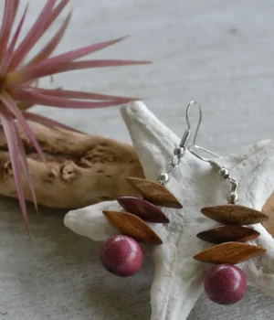 Boucles d'oreilles en bois multicolore, formes géométriques modernes, finition lisse et écologique.