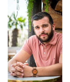 Montre Explorer en noyer, confort léger et style élégant.