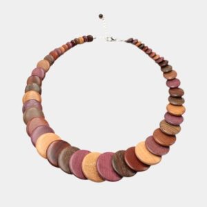 Collier Oméga en bois multicolore, orné de perles rondes et plates sur fil de crin. Un accessoire unique et coloré!