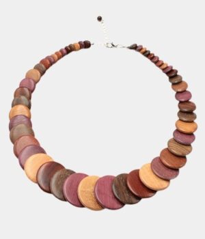 Collier Oméga en bois multicolore, orné de perles rondes et plates sur fil de crin. Un accessoire unique et coloré!