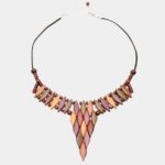 Collier bois Multicolore Nefertary : un design épuré en bois rare qui allie élégance et originalité.