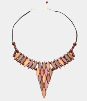 Collier bois Multicolore Nefertary : un design épuré en bois rare qui allie élégance et originalité.