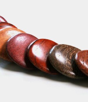 Détail du fermoir mousqueton et chainette argentée de 5 cm du collier bois multicolore Stéphanie