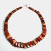 Collier artisanal en bois multicolore avec perles de différentes essences sur fond gris
