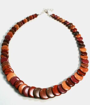Collier artisanal en bois multicolore avec perles de différentes essences sur fond gris