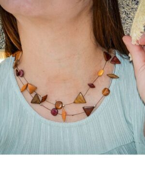 Collier double multicolore Séphorra en bois naturel pour femmes modernes.