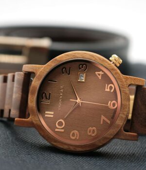 Vue de face de la montre en bois gaiac London