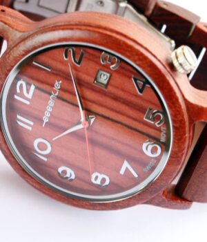 Détail du boîtier de 42mm en bois de Palissandre de la montre London