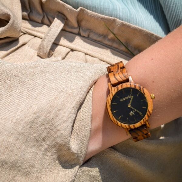 Montre en bois minimaliste pour femme avec cadran zébrano et bracelet en noyer