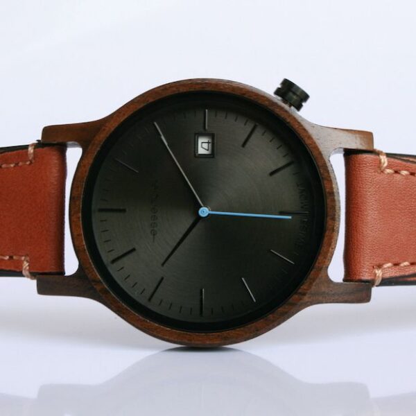 Gros plan sur la montre bois cuir Métro7, mettant en avant la texture et la largeur du bracelet 20 mm.