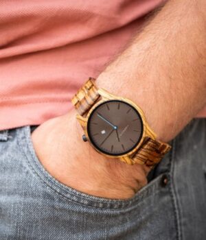 Montre Full Zébrano Métro7 portée au poignet