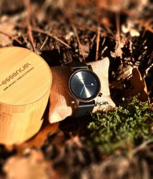 Montre élégante pour homme en bois d'ébène, boîtier de 40 mm, fond noir argenté avec calendrier, aiguilles argentées, trotteuse bleue et bracelet en cuir de vachette noir de 20 mm. Mouvement suisse Ronda 763.