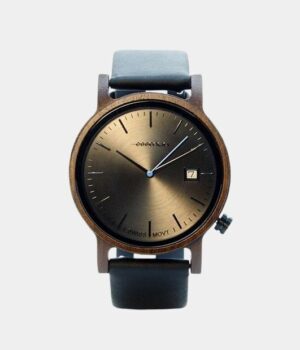 Montre homme ébène et cuir Métro7 REF : METRO-7-ZEBRA-CUIR-NOIR 139,00 € AJOUTER AU PANIER Payer en 4X avec Paypal En Stock | Livraison 48h Montre épurée homme calendrier cuir et bois ébène Métro7 Cadran extra plat de 8 mm d’épaisseur Boitier : 40 mm de diamètre Fond en noir argenté avec calendrier. Heures index et aiguilles argentées. Trotteuse en bleue Bracelet cuir de vachette 20 mm de largeur Boitier est doté d’un mouvement suisse ronda 763. Bracelet en cuir vachette couleur noir de 20 mm de largeur