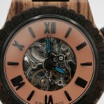 Mécanisme squelette de la montre Christopher - Gros plan sur le mécanisme squelette visible à travers le cadran transparent en verre saphir inrayable.