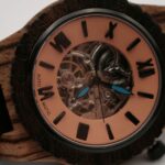 Montre Christopher étanche jusqu'à 3ATM - Image illustrant l'étanchéité de la montre Christopher qui résiste aux éclaboussures et à une exposition modérée à l'eau.