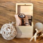 Boîte de présentation en bois de la montre Christopher - La montre Christopher présentée dans sa boîte en bois élégante, accompagnée de son coussin.