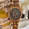 Montre en bois automatique Jones avec boîtier en noyer et cadran squelette