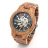 Mécanisme automatique japonais de la montre Jones, visible à travers un élégant boîtier en bois. Design unique et raffiné