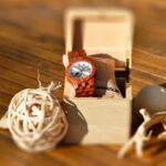 Une montre en bois de palissandre avec mécanisme squelette visible et cadran élégant.