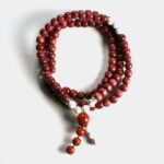 Gros plan sur les pierres naturelles de howlite du collier mala Vénusia