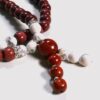 Zoom sur les perles rondes en bois d'amarante du collier mala Vénusia