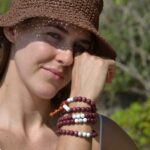 Image d'un collier mala Amarante Howlite Vénusia en bois d'amarante et pierres naturelles de howlite