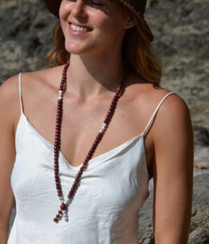 Collier mala Amarante Howlite Vénusia exposé avec des accessoires de méditation