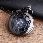 Image du cadran noir de la montre à gousset Marco avec de magnifiques détails gravés qui captivent le regard.