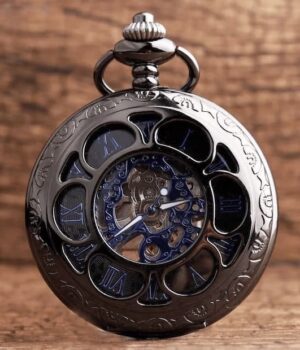 Image de la montre à gousset bleue Marco avec cadran noir gravé et chiffres romains bleus