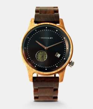 Montre Homme Bois Noyer Mariner portée au poignet, associant style moderne et tradition artisanale
