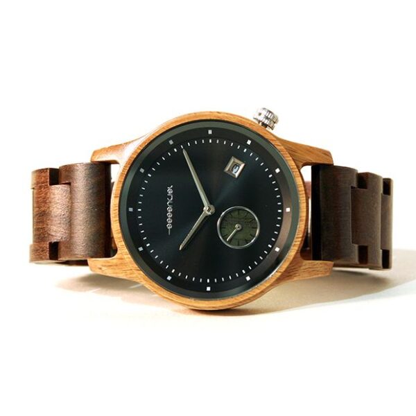Montre Homme Bois Noyer Mariner portée au poignet dans une tenue décontractée