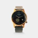 Homme portant la montre Mariner en cuir noir et bois de noyer, montrant l'élégance et le style de la montre.