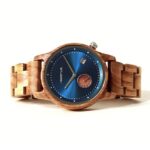 Montre élégante avec cadran bleu métallique irisé