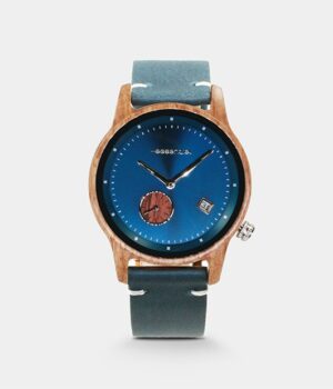 Vue rapprochée du cadran en métal bleu de la montre cuir homme noyer Mariner avec trotteuse en bois de noyer.