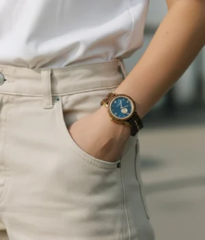 Alternative view of Montre femme bleue bois Noyer Sandy